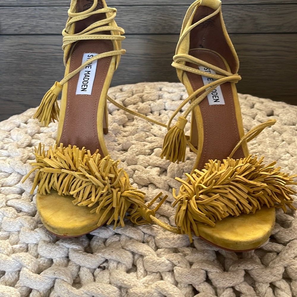 Steve Madden yellow suede fringe heels size 8 wrap around the ankle with tassels
